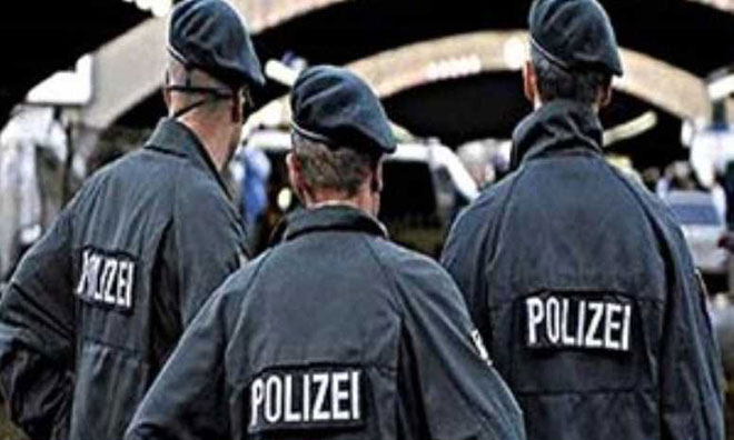 Alman Polisi Futbol Federasyonu’nu Bastı