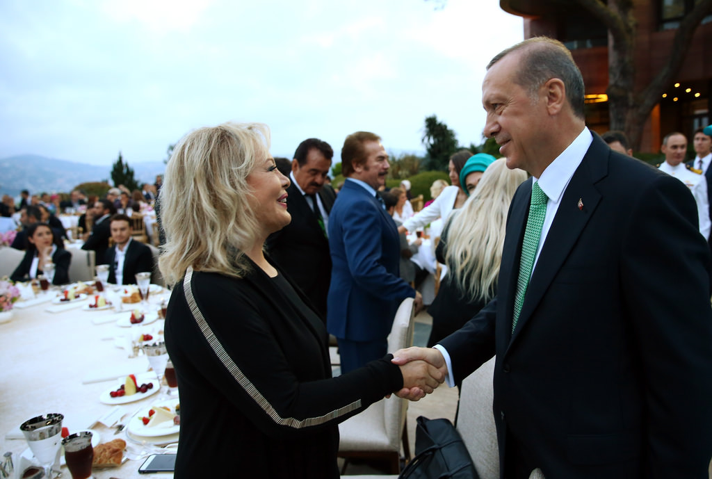 Cumhurbaşkanı Recep Tayyip Erdoğan, sanatçı ve sporcularla Tarabya Köşkü'nde düzenlenen iftar yemeğinde buluştu. ( Kayhan Özer - Anadolu Ajansı )