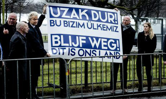 Türk Konsolosluğu Önünde Pankart Açtı